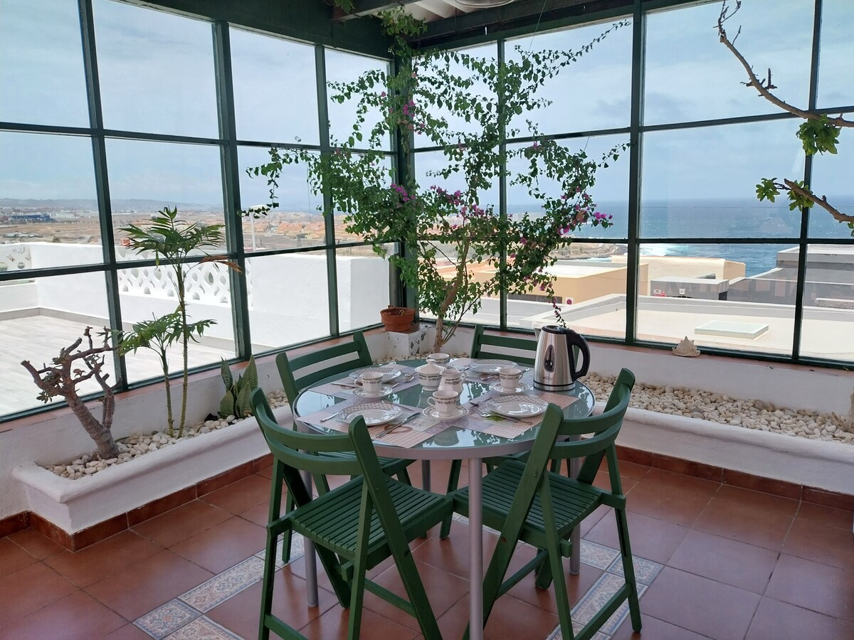 Casa con terraza y vistas al mar