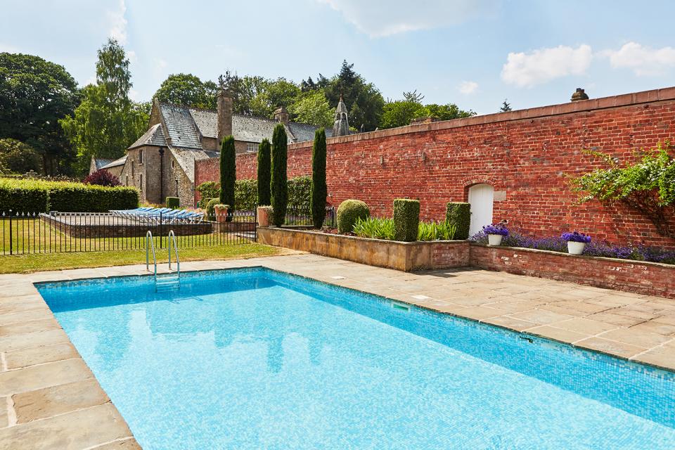 Luxury cottage with pool (summer) - The Lodge