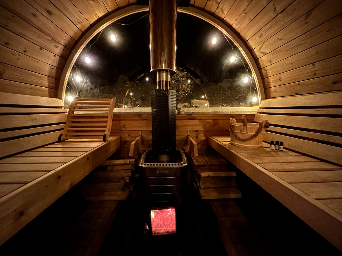 Spring Getaway: Sauna, Hot Tub, Cold Dip, Wineries