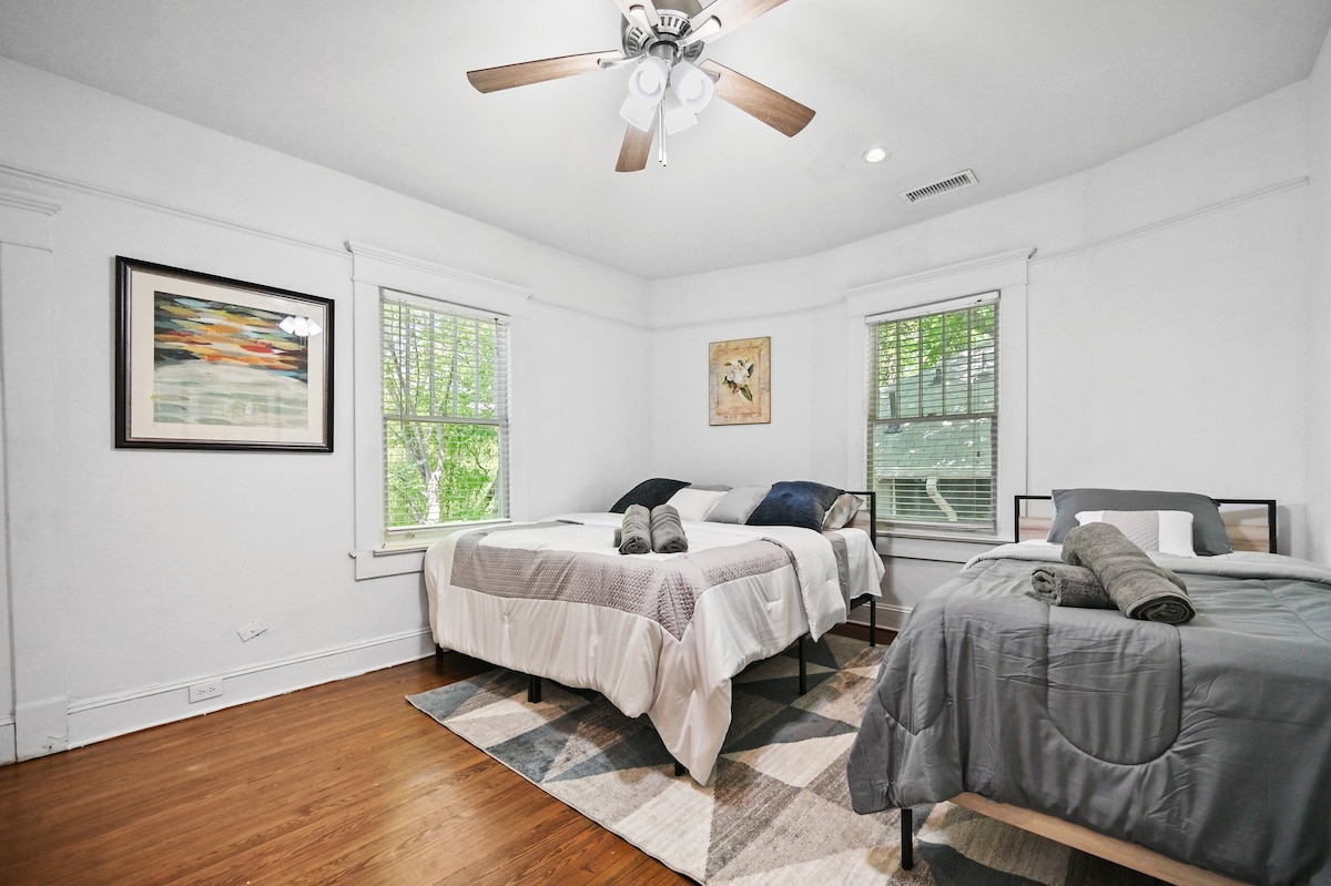 Spacious midtown room w/two beds