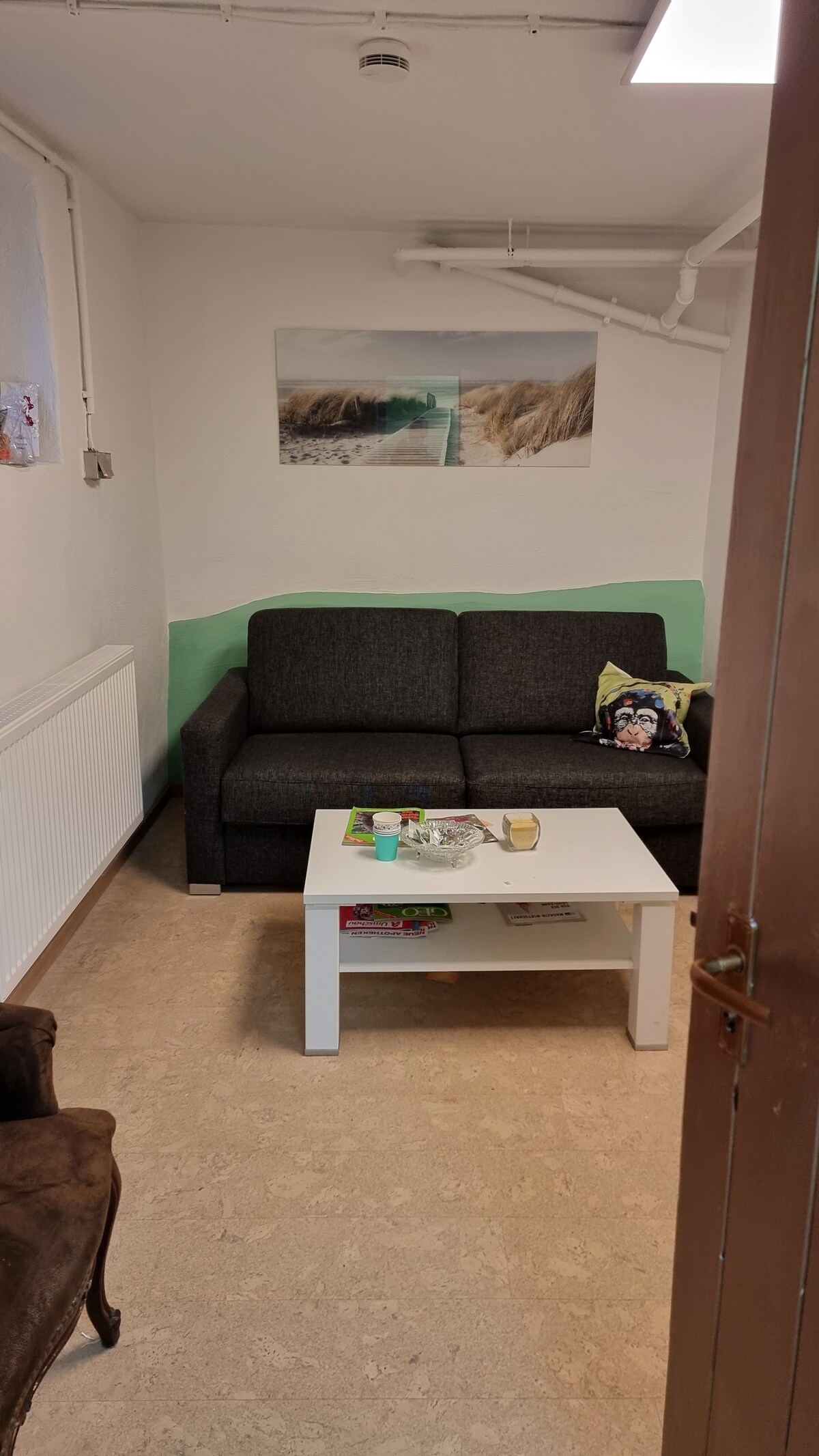 Einfaches Zimmer mit aufklappbarer Couch