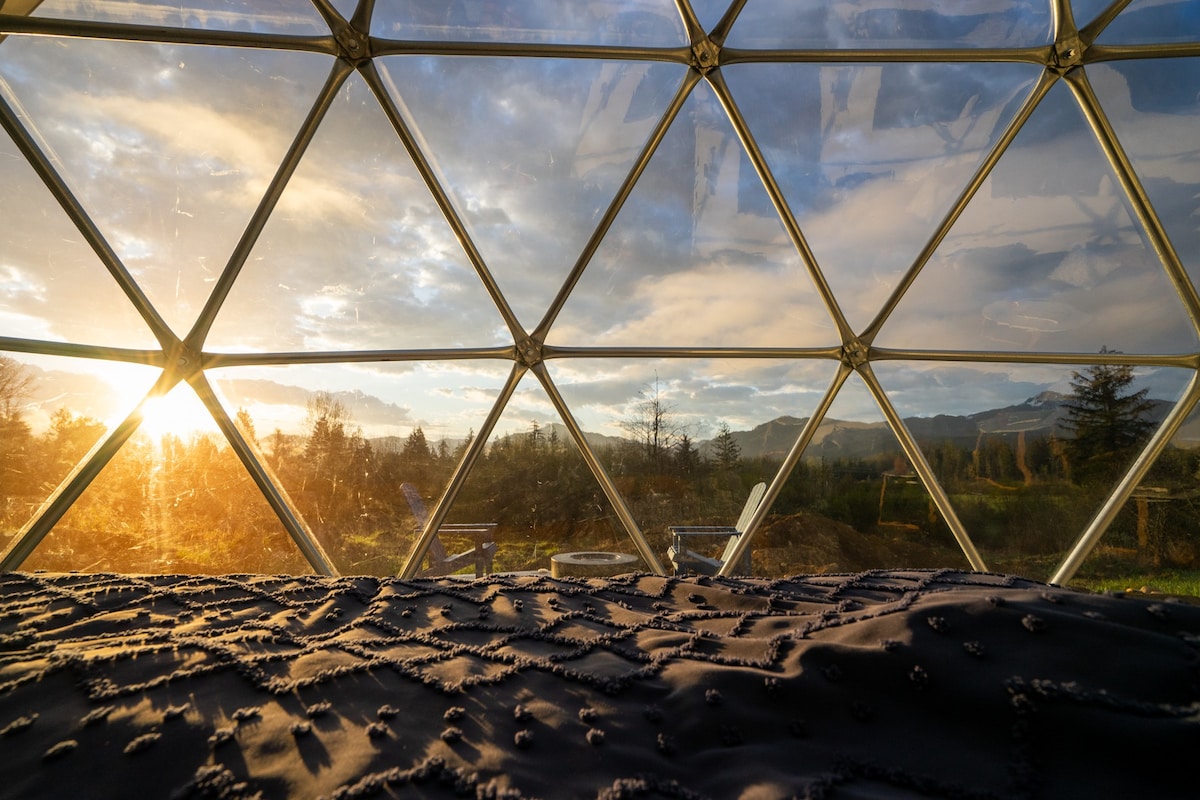 Stargazer Dome at Mt. Rainier. Views+ Games+Glamp