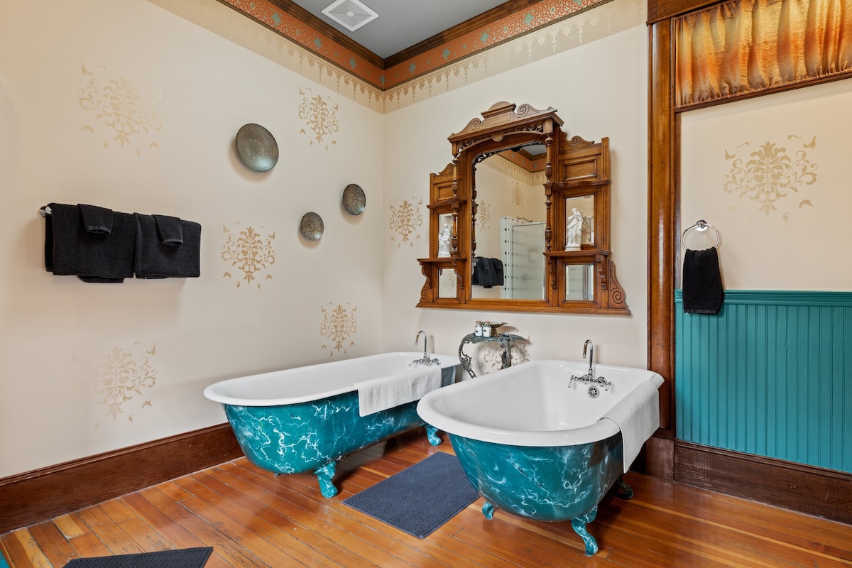 The Peerless Hotel, Anniversary Suite #3,Twin Tubs