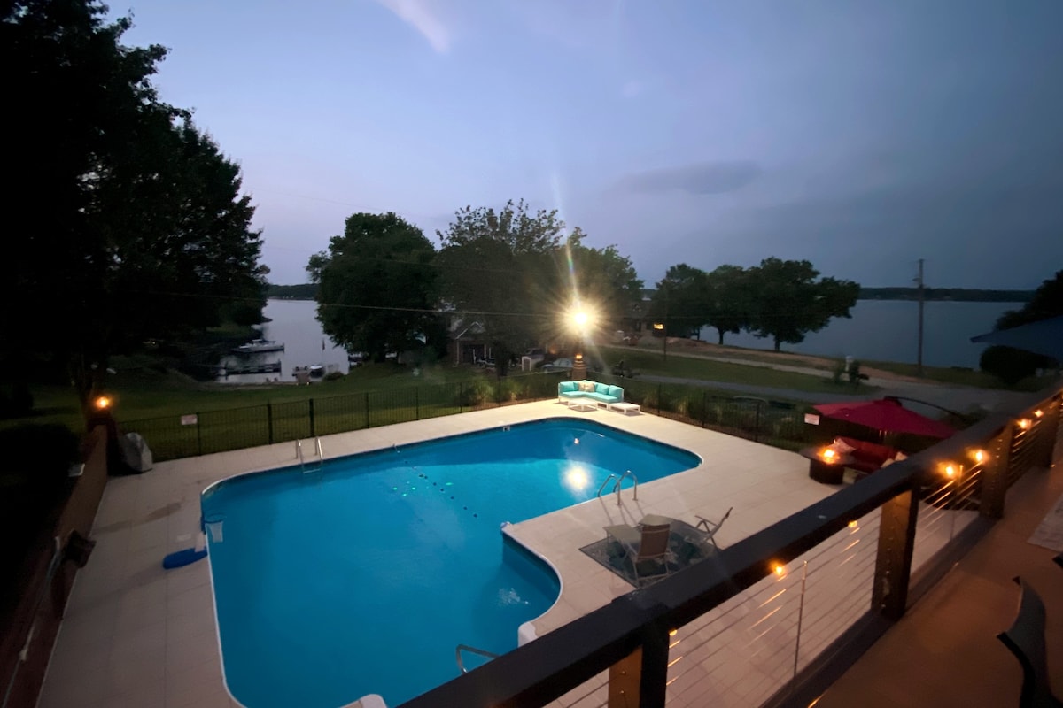 Lake Front 4bd/3ba sleeps 12! w/private pool