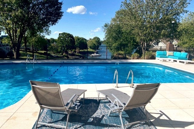 Lake Front 4bd/3ba sleeps 12! w/private pool