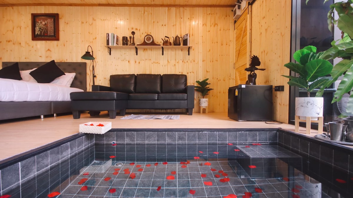 Wanderlust Cabin, Oasis-Getaway w/ Indoor Bathtub