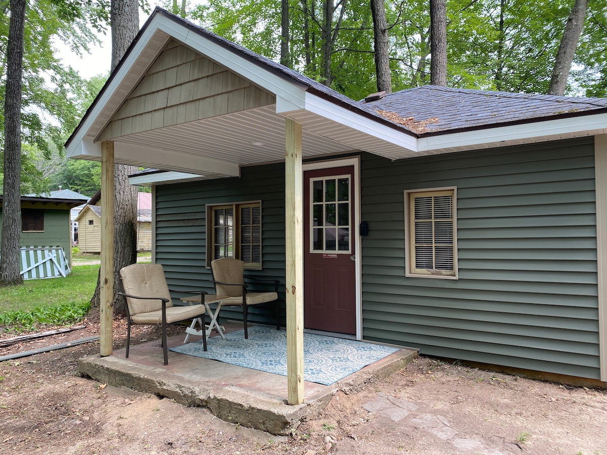 The Arnie Cabin at Kin Cabins (AC, Firepit, canoe)