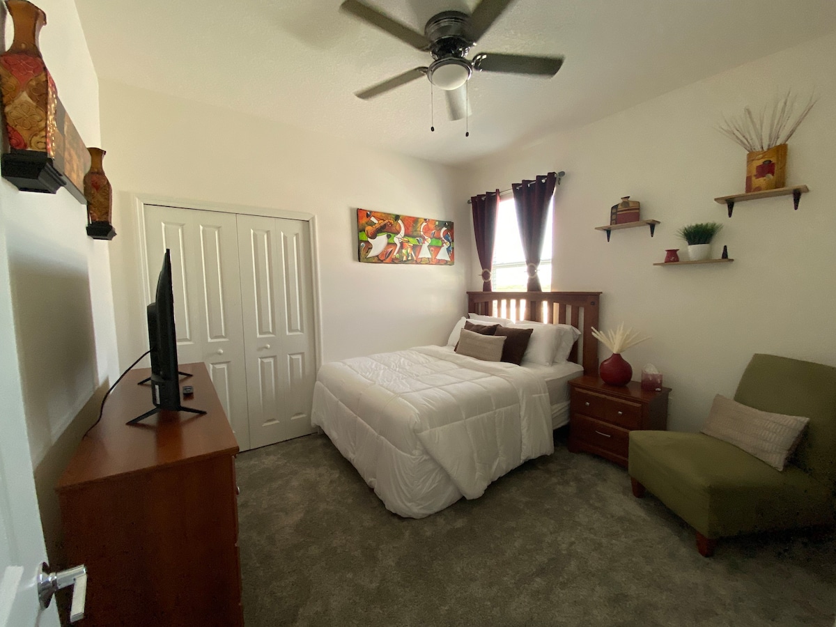 Private/Spacious one bedroom guest-suite