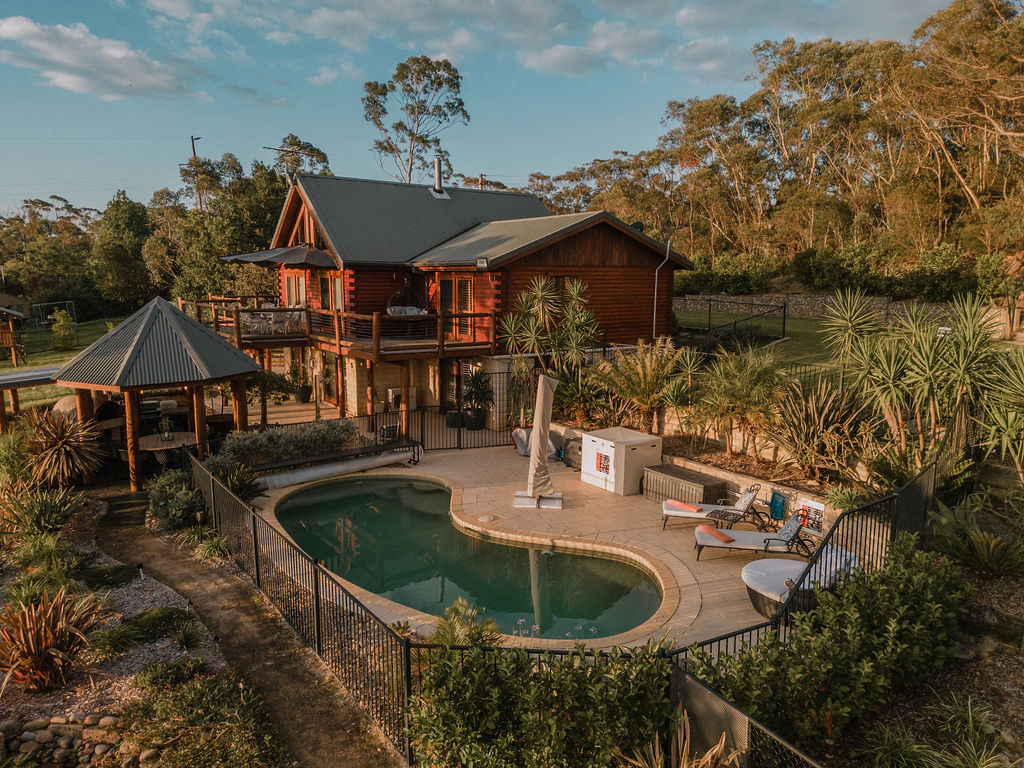 Wild Wings Lodge: Luxury Log Cabin, Blue Mountains