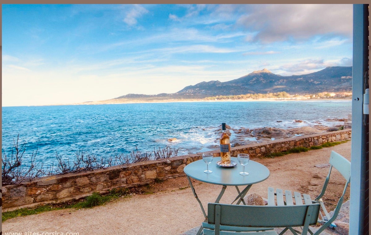 Cadre idyllique au bord de la mer en Corse