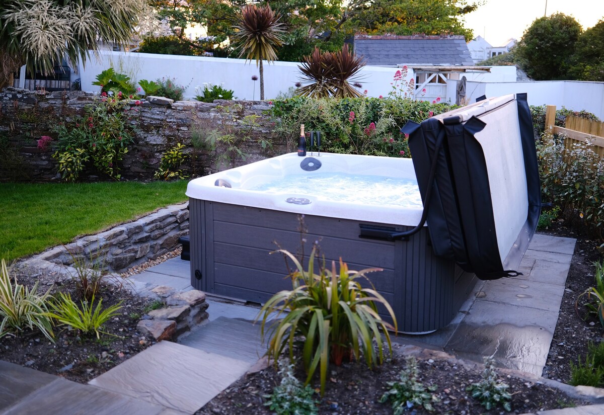 Newly renovated beachside cottage, hot tub