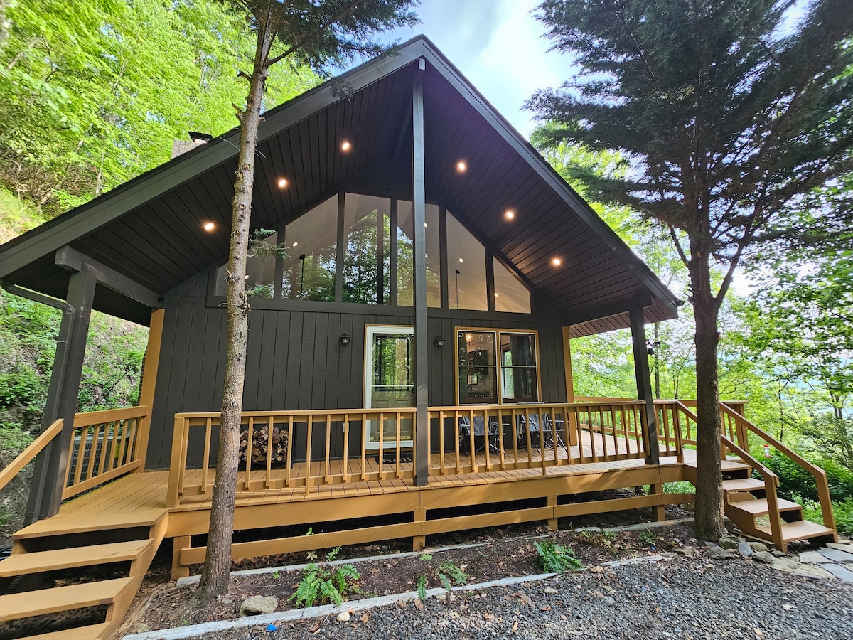 NEW Mountain Retreat Close to Ashville and trails