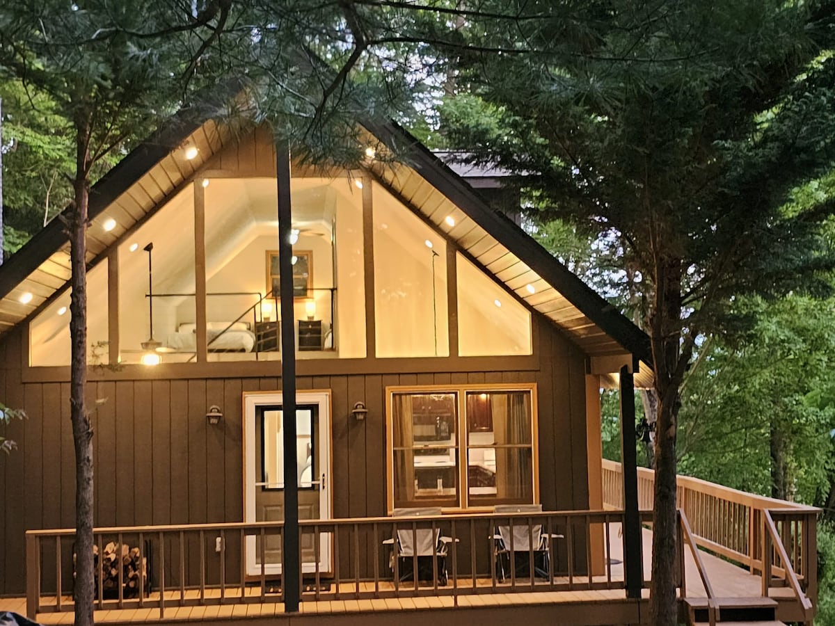 NEW Mountain Retreat Close to Ashville and trails