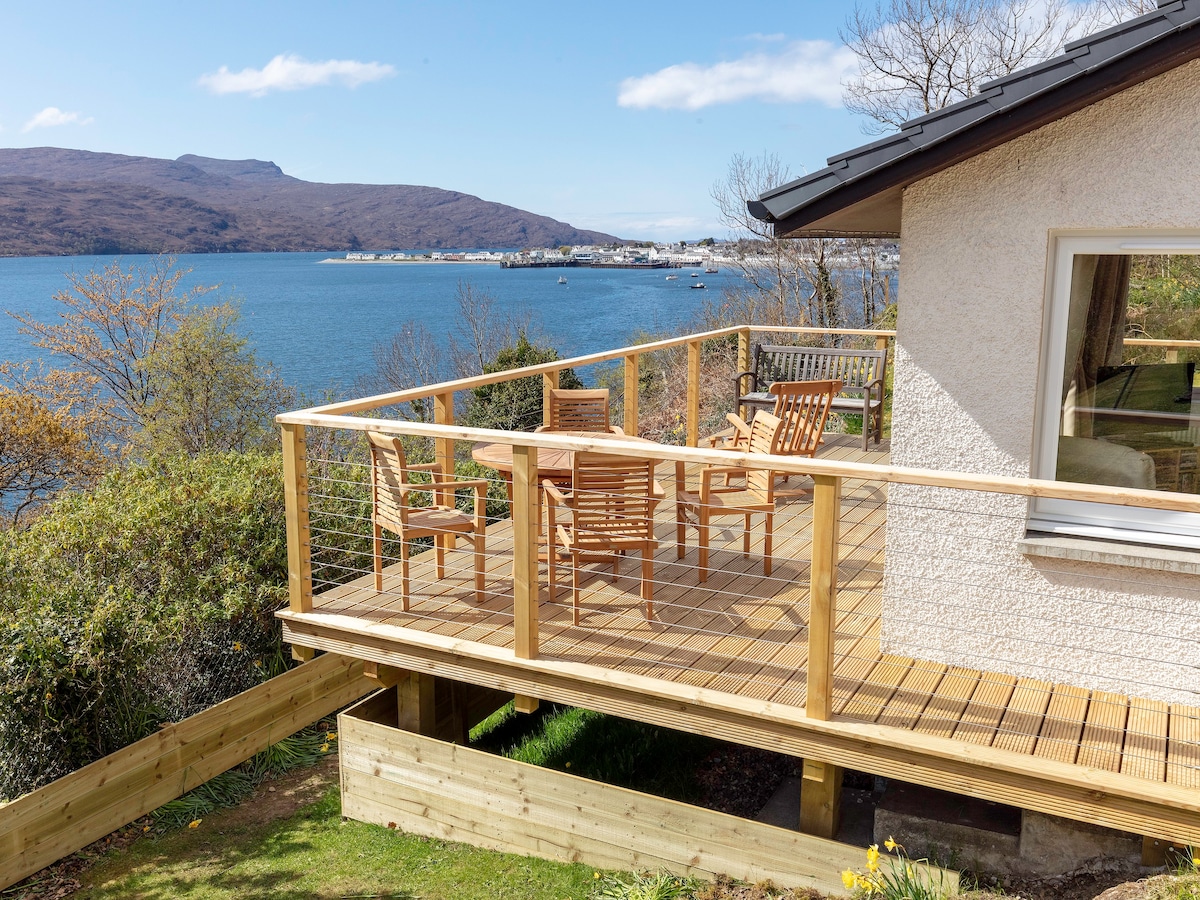 Unique Ullapool cottage with superb sea views