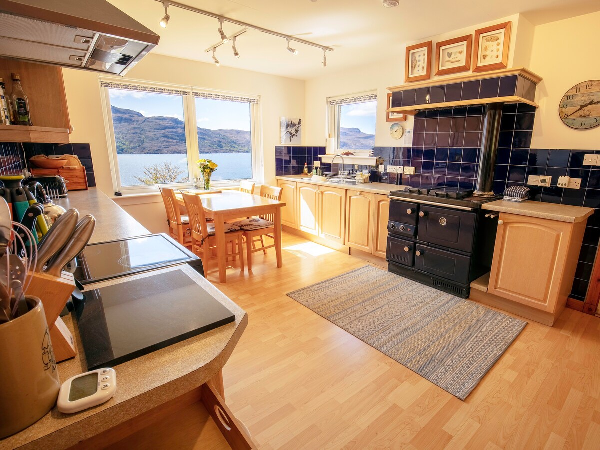 Unique Ullapool cottage with superb sea views