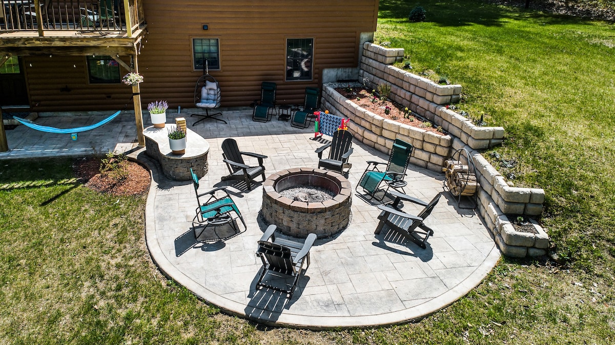 Peaceful cabin w/patio-firepit near lake Sunapee