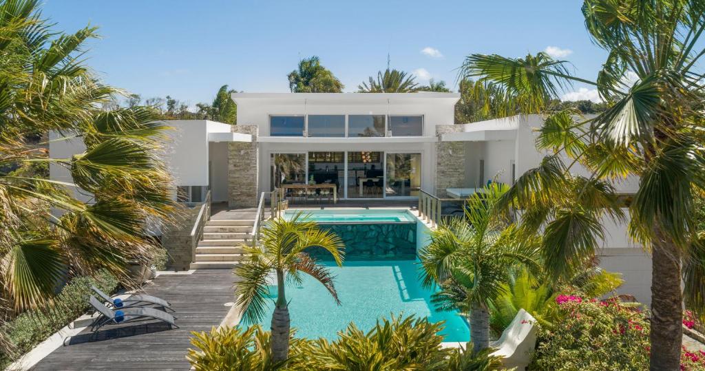 2-Level infinity pool villa with lush gardens