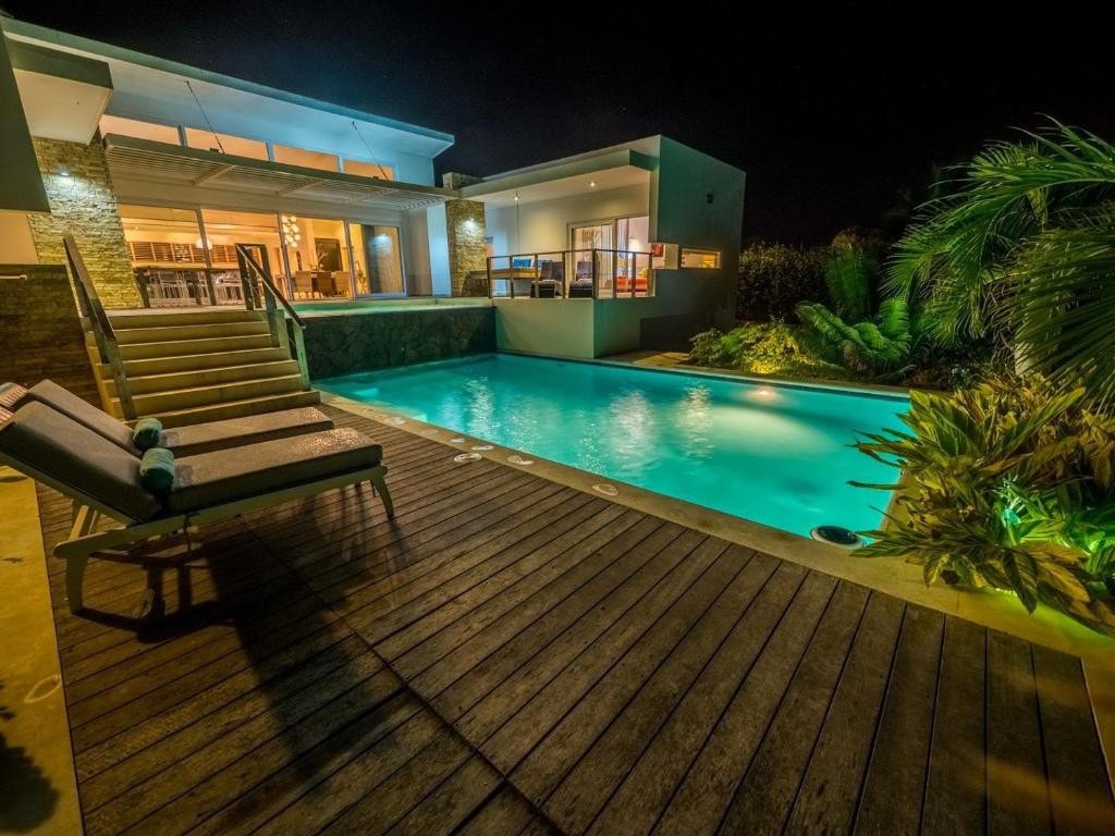 2-Level infinity pool villa with lush gardens