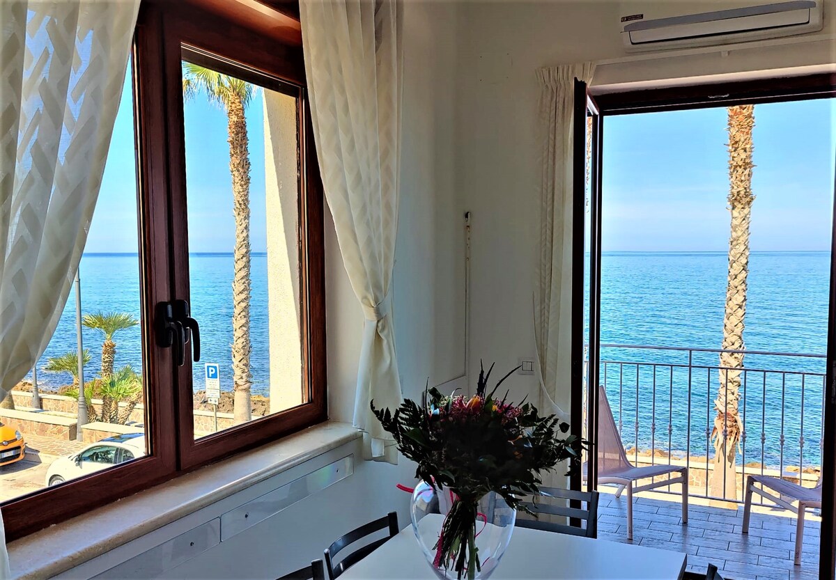 Panoramic seafront apartment for 4