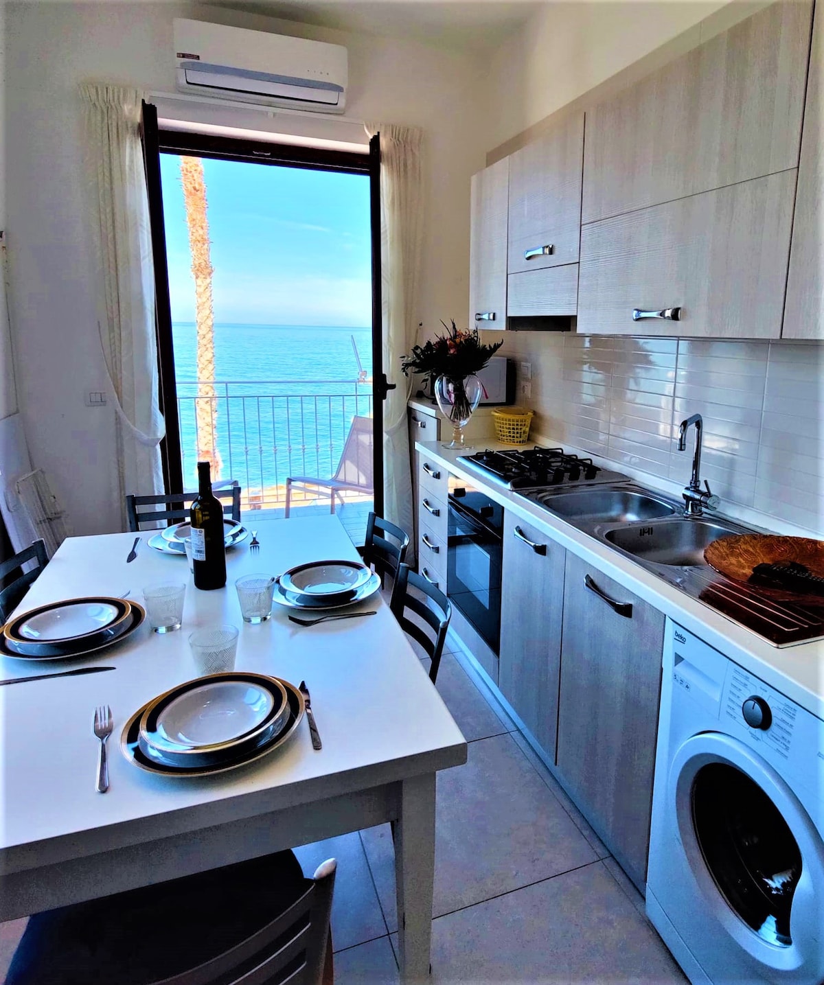 Panoramic seafront apartment for 4