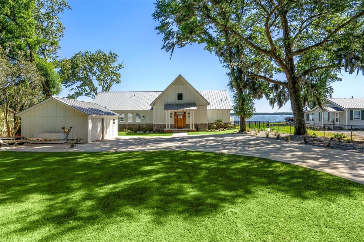 Luxurious Cottage at Princess Pond W/pool/dock