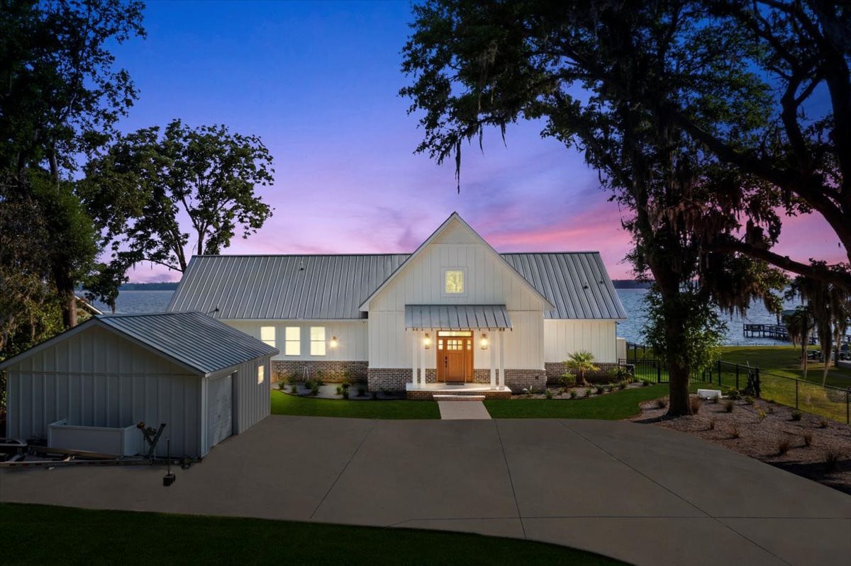 Luxurious Cottage at Princess Pond W/pool/dock