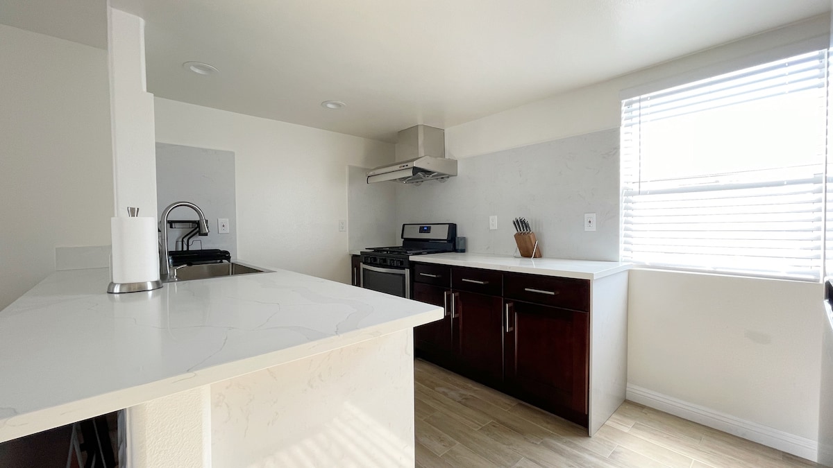 Chic Renovated 2BD King Bed in Convenient Location