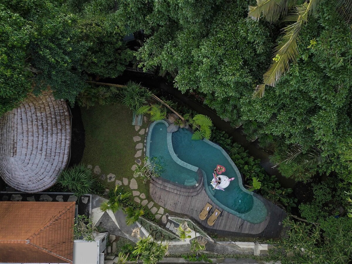 Romantic Bathtub Suite with Netflix in Ubud