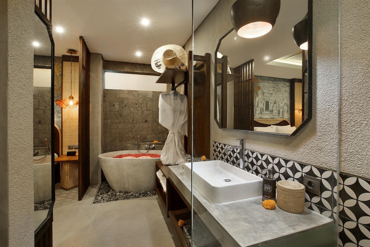 Romantic Bathtub Suite with Netflix in Ubud