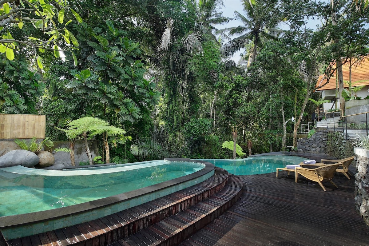 Romantic Bathtub Suite with Netflix in Ubud