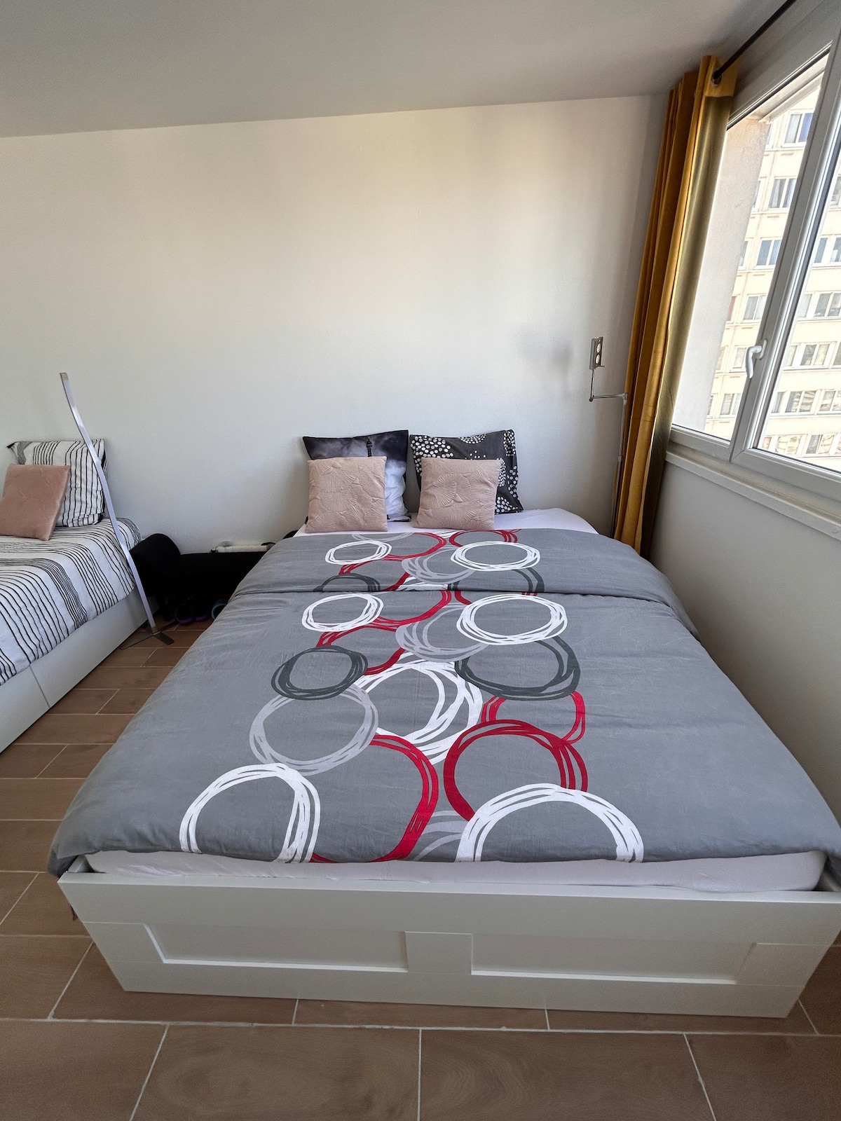 Private bedroom w 2 beds in Chinatown (zone 1)