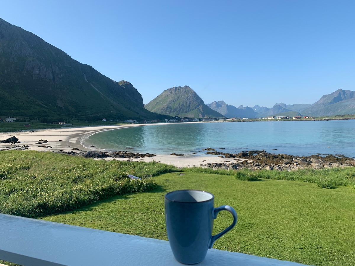 位于海滩上的大型家庭住宅，景色迷人