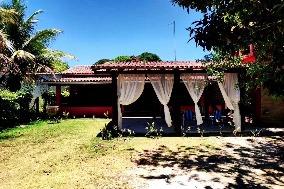 Casa com suíte, ar cond e terreiro em Cumuruxatiba