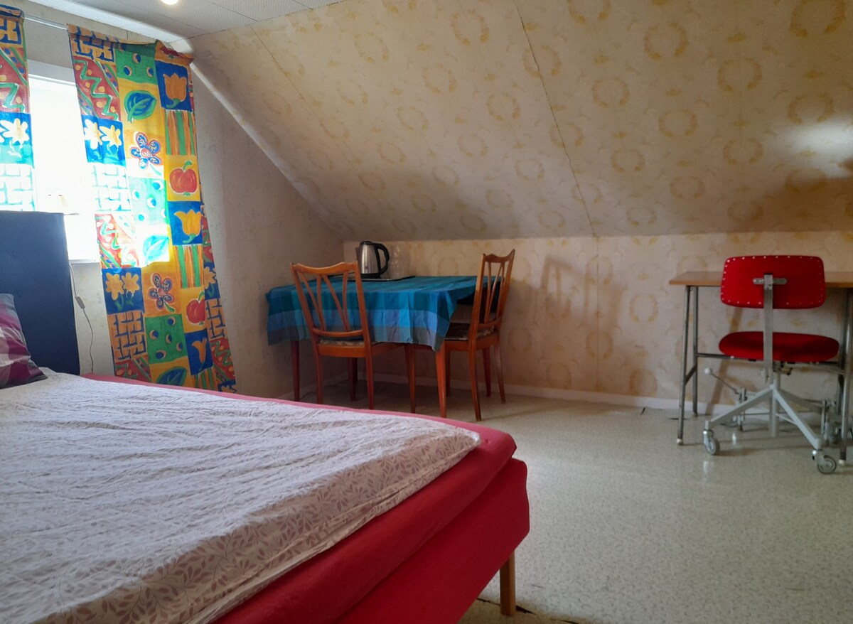 小卧室和室外卫生间，距离沙巴赫120米