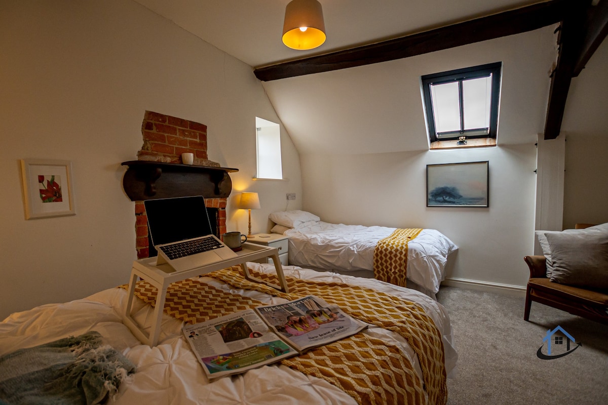 The Old Plough, 4 beds, sleeps 8, free parking