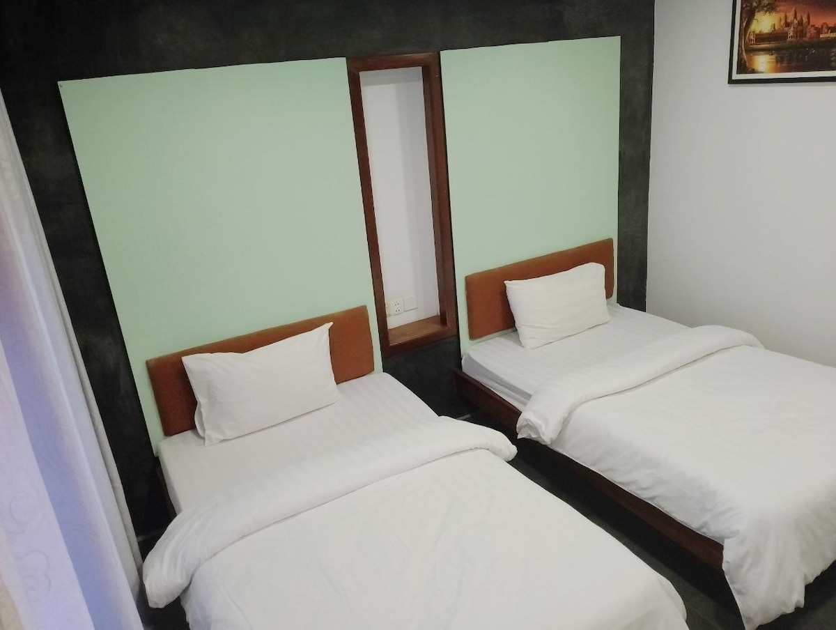 Charming Twin Room ):- 70m from Pubstreet
