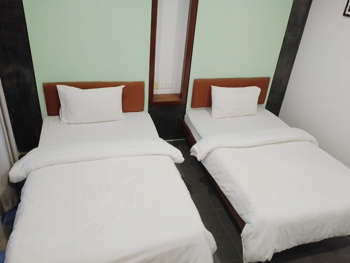 Charming Twin Room ):- 70m from Pubstreet