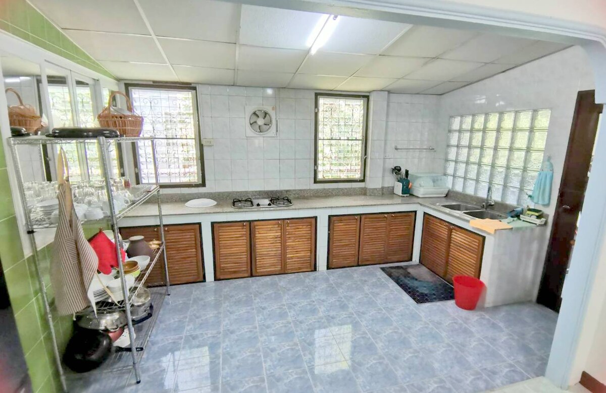 4 Bedroom with Air-con, Quiet, Near shop