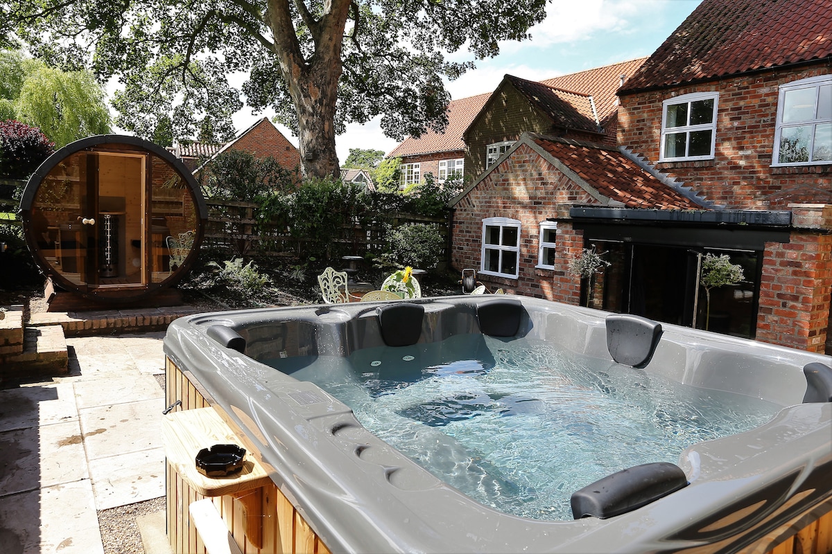 Relaxing country retreat with hot tub and sauna