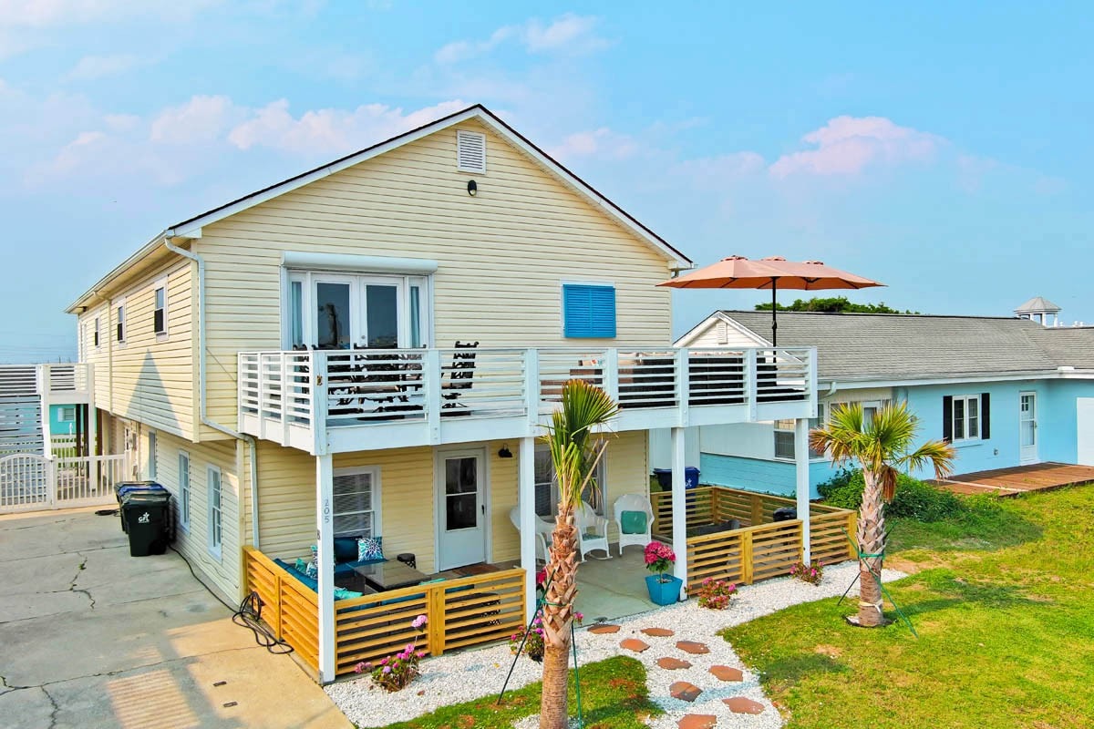 Barefoot Beach North: Spacious home by the beach!