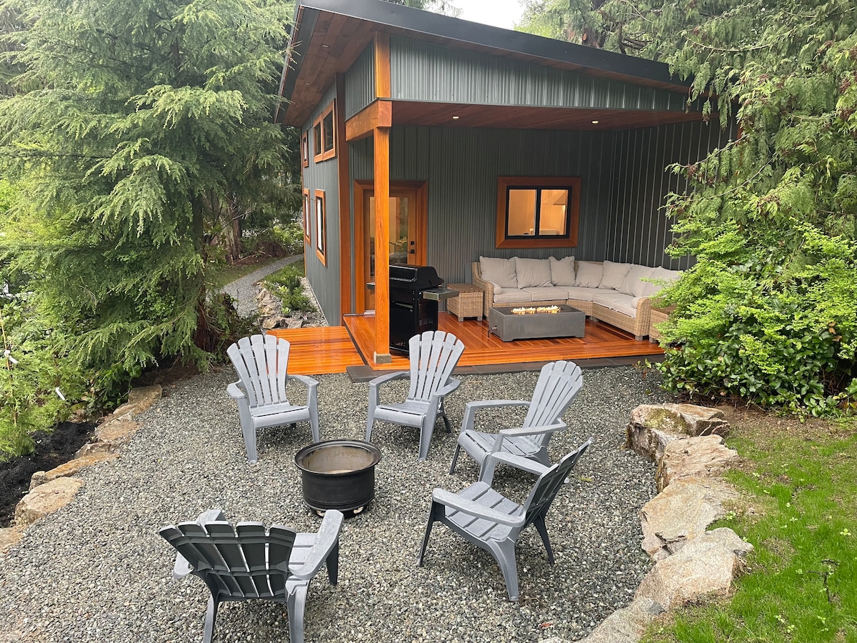 Mansons Landing Luxury Cabin 2