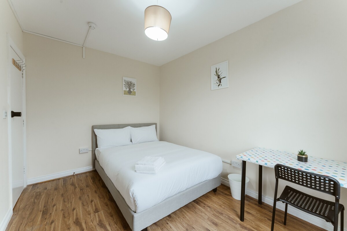 57a - Mile end Rooms - Room 4