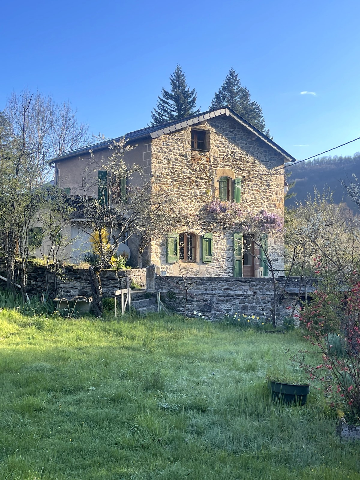 Maison chaleureuse en bord de rivière