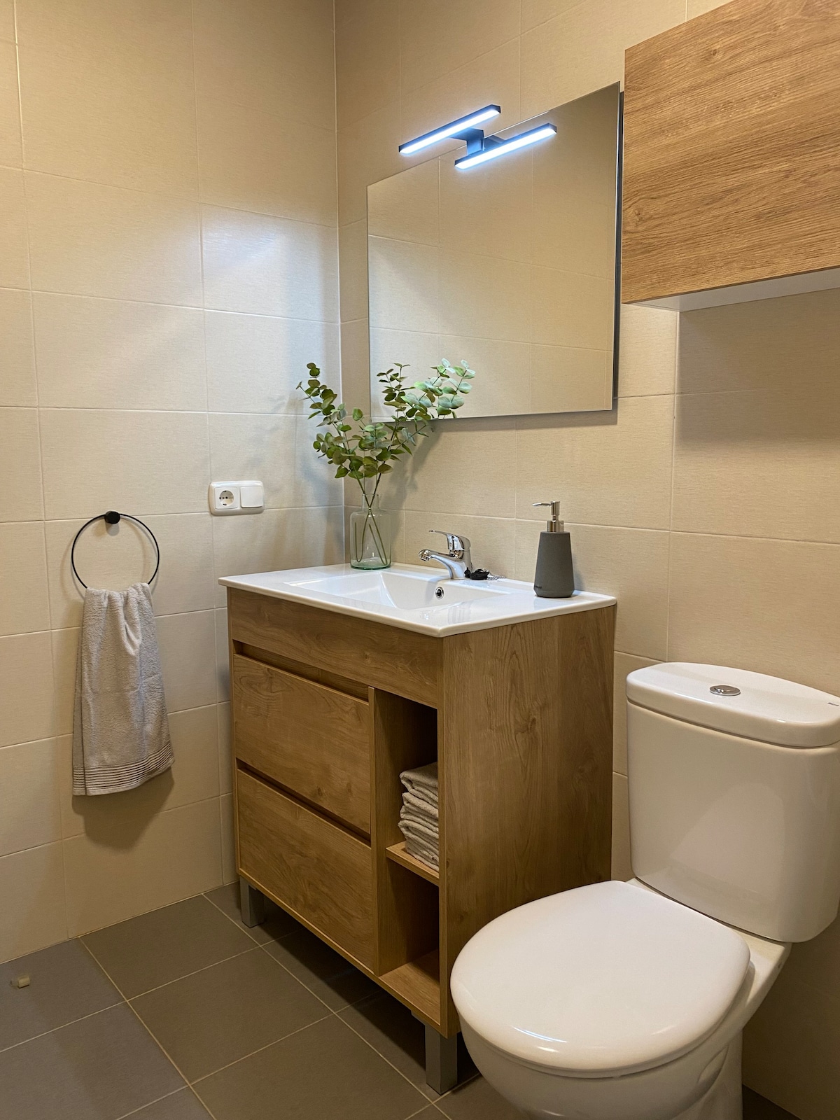 Moderna habitación con baño privado en Olite