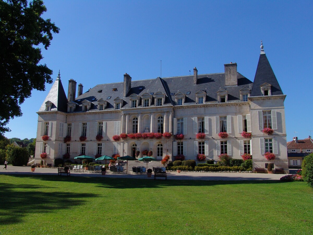 Private room at a château in Champagne.(Room 125)