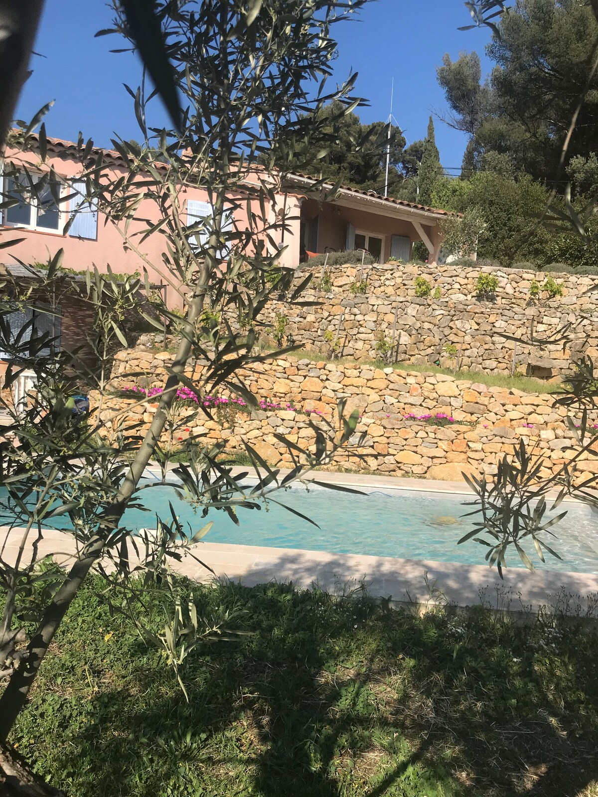 Hauteurs Toulon : Charmant studio avec piscine