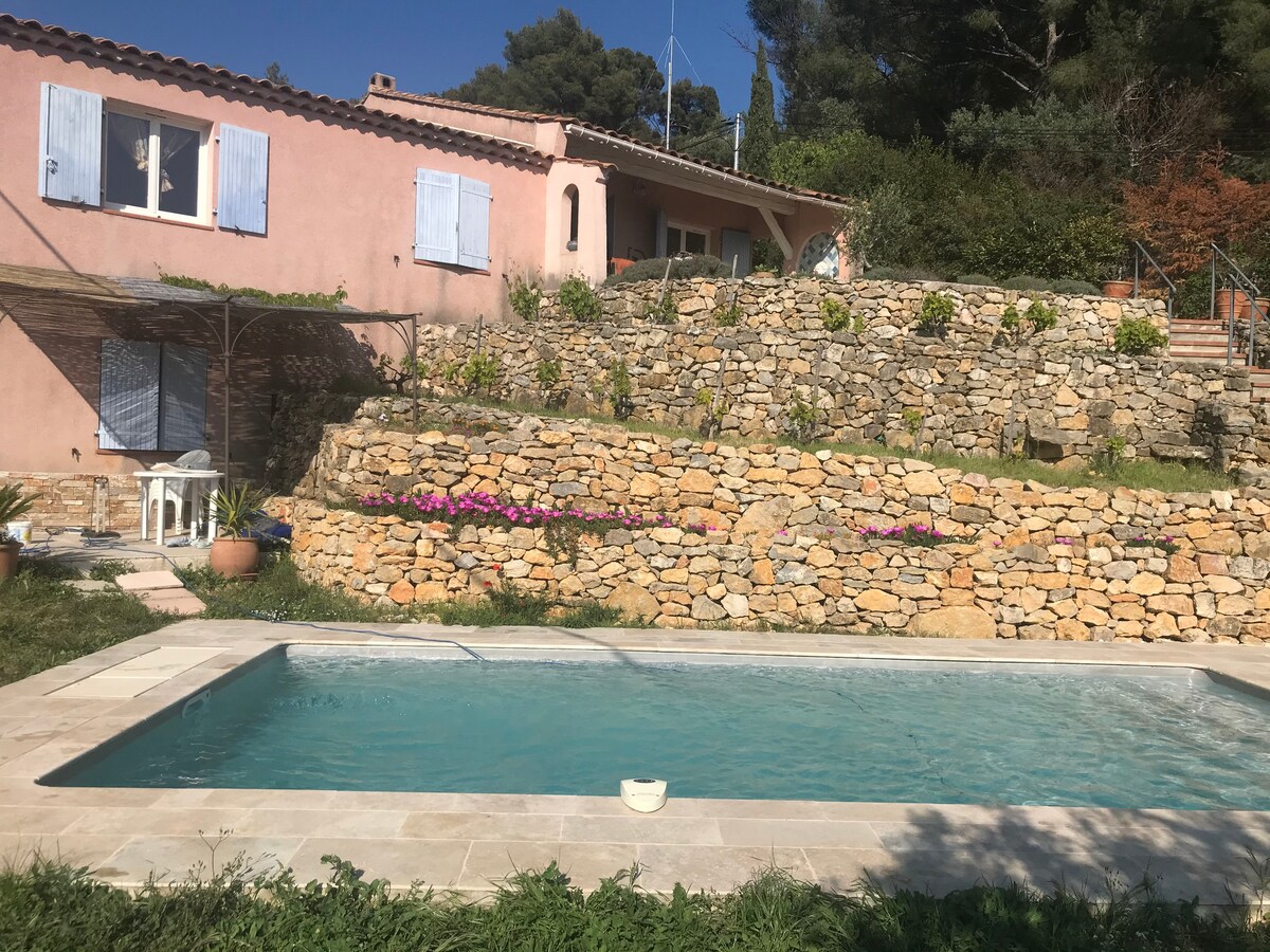Hauteurs Toulon : Charmant studio avec piscine