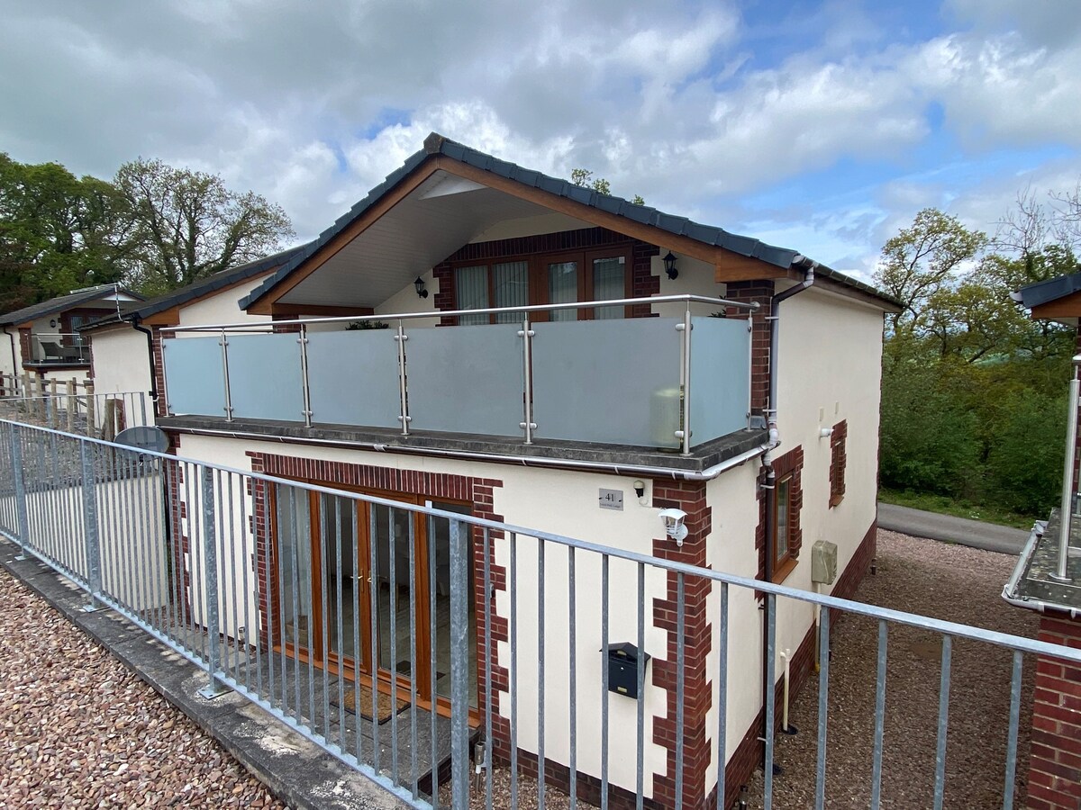 Forest Park lodge with balcony