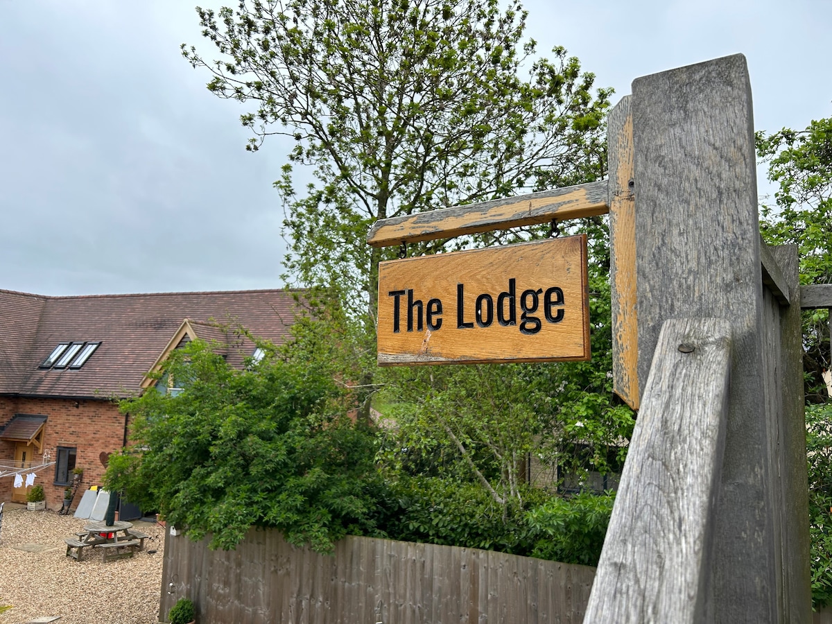 The Lodge - Guest House / Livery