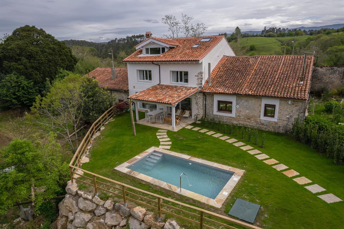 Casa nueva, piscina climatizada, cerca de Comillas